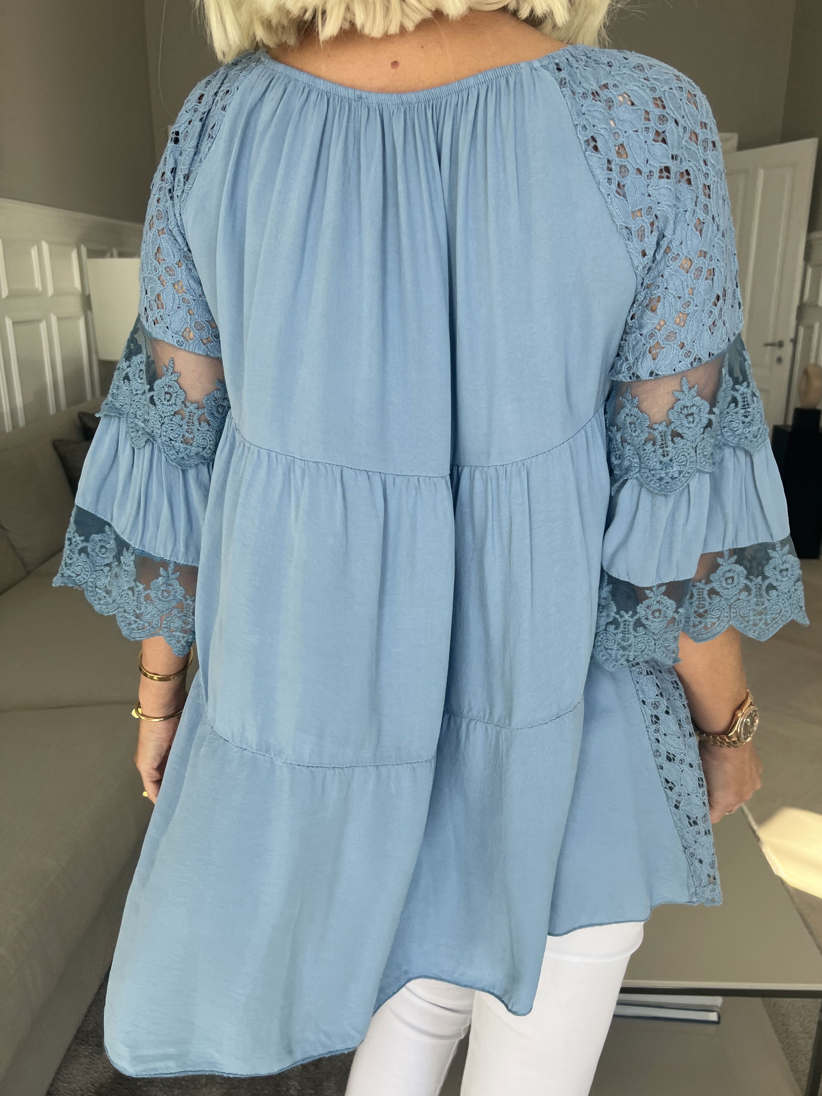 Ofelia - Sød blonde tunika med elastik i udskæringen